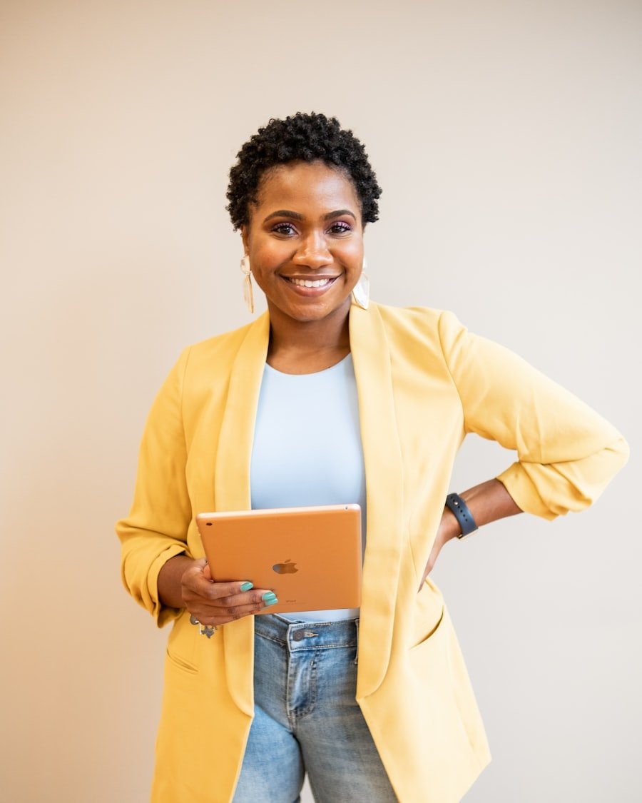 Profissional sorrindo com um tablet nas maos